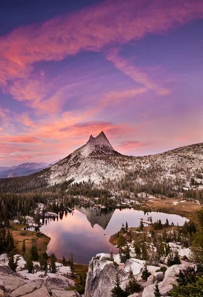 Peak Reflecting Lake Vivid Sunset Sky — Stock Photo, Image