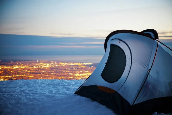 Zelt Auf Schneebedecktem Berg Mit Stadtbeleuchtung Von Vancouver Unten — Stockfoto