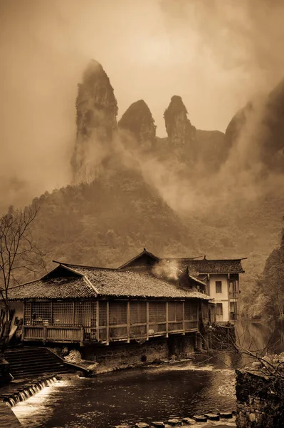 Formaciones Rocosas Niebla Con Auténticos Edificios Chinos Primer Plano — Foto de Stock