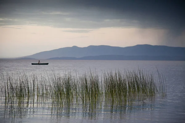 Uitzicht Lake Langano Met Persoon Kano Paddels Bij Zonsondergang — Stockfoto