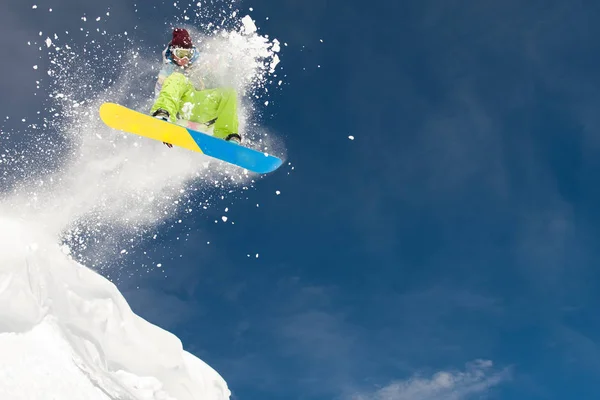 Snowboarder Voando Fora Cornija Coberta Neve Foco Seletivo — Fotografia de Stock