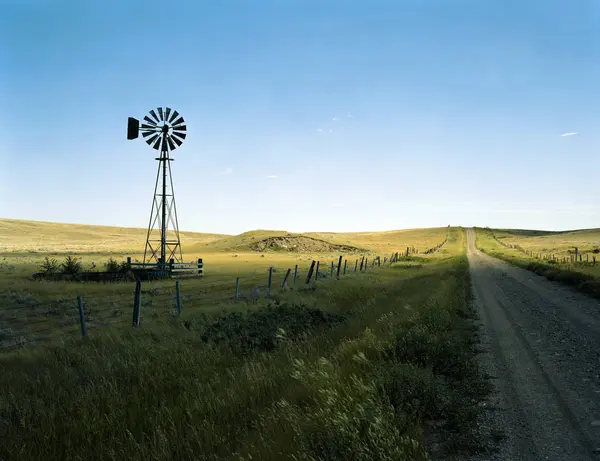 Lone Windmolen Groene Veld Onder Duidelijke Blauwe Hemel — Stockfoto