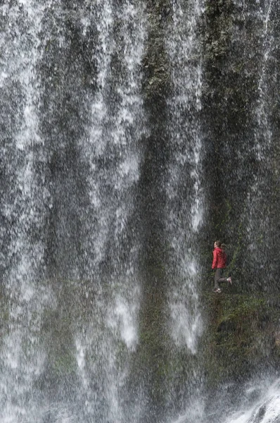 Kvinna Terränglöpning Bakom Vattenfallet Tio Falls Trail Silver Falls State — Stockfoto