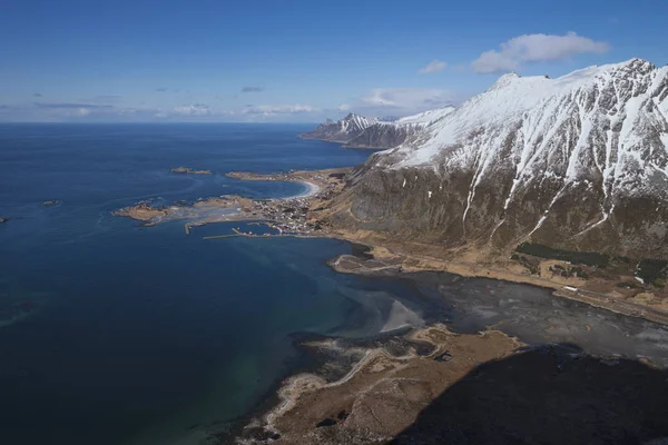 Fjordlandschaft Mit Schneebedeckten Gipfeln Und Blauem Himmel — Stockfoto