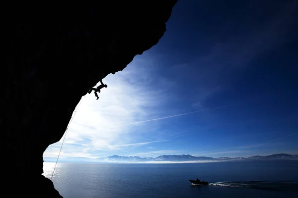 Mies Kalliokiipeilyä Cave Rock Yläpuolella Lake Tahoe Nevada — kuvapankkivalokuva