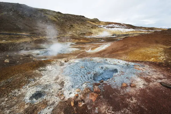 地热水池在土颜色的爆炸之中蒸汽 — 图库照片