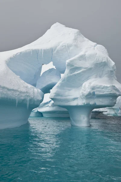 Iceberg Antartico Acqua Dell Oceano Sotto Cielo Nuvoloso — Foto Stock