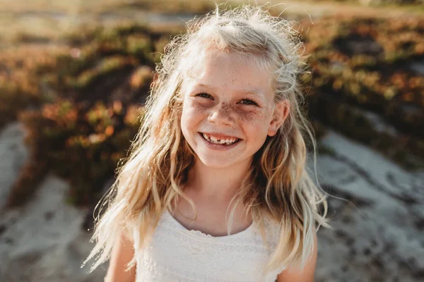 Retrato Niña Edad Escolar Con Pecas Sonriendo Cámara —  Fotos de Stock