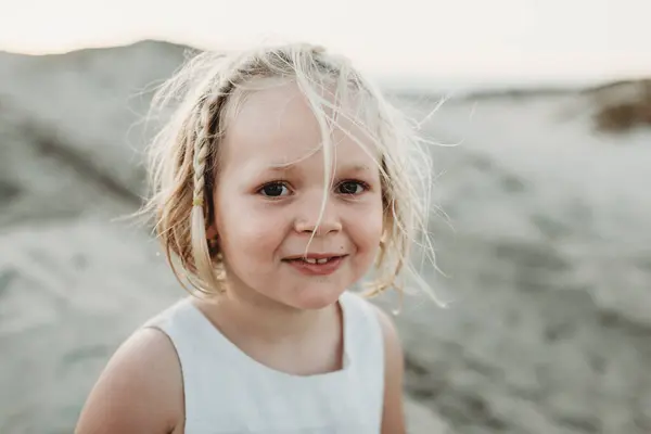 Portret Van Een Meisje Van Kleuterschool Dat Glimlacht Het Strand — Stockfoto