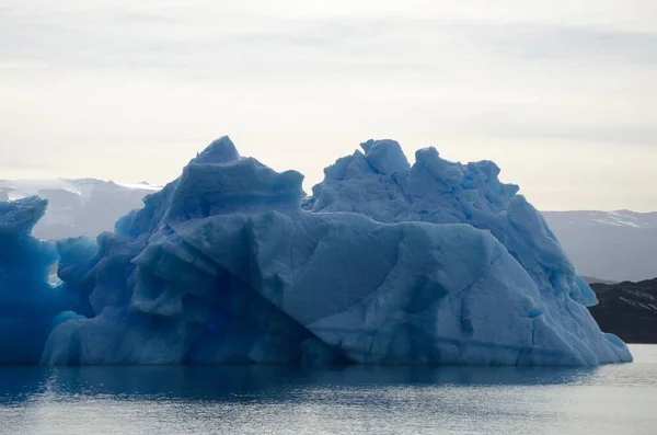 Icebergs Lago Argentino Una Tarde Soleada Otoño Montañas Vista Aguas — Foto de Stock