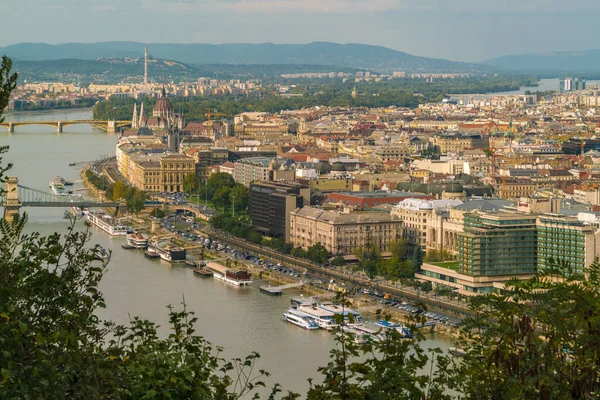 从上面看布达佩斯 夏天有链桥和花生米 — 图库照片