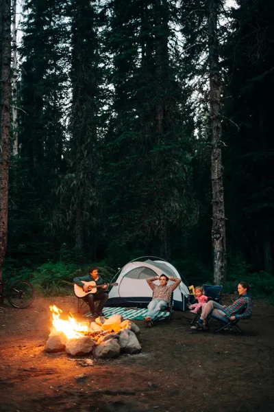 Group Friends Sit Campfire While Camping Oregon — Stock Photo, Image
