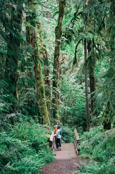 Ein Junges Paar Genießt Eine Wanderung Einem Wald Pazifischen Nordwesten — Stockfoto