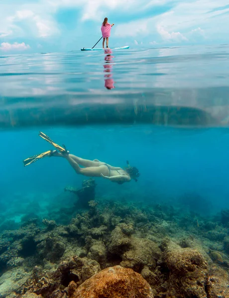 Young Women Have Fun Ocean Underwater View — Stock Photo, Image