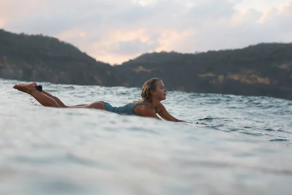 Surfista Femenina Océano Atardecer —  Fotos de Stock