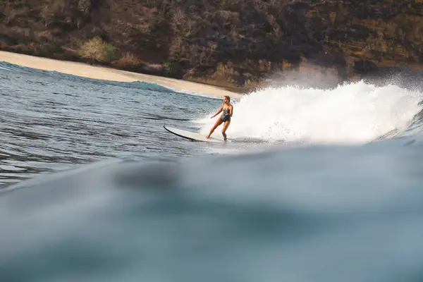 Mujer Joven Surfeando Océano Índico — Foto de Stock
