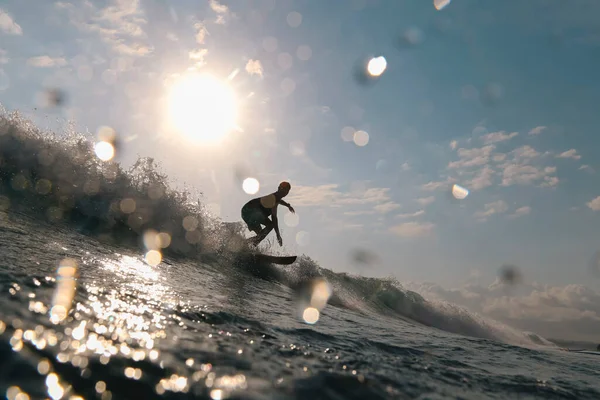 Mladý Muž Surfuje Vlně Oceánu — Stock fotografie