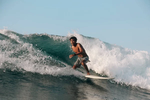 Jovem Surfista Monta Onda Oceano — Fotografia de Stock