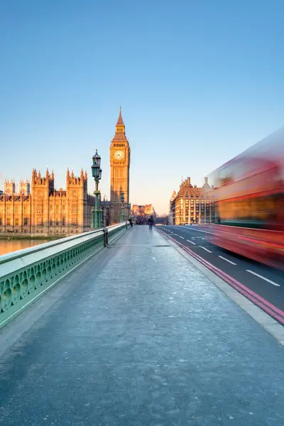 Autobús Rojo Dos Pisos Pasa Por Westminster Bridge Frente Palacio — Foto de Stock