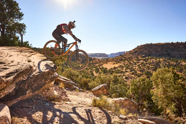 Homem Pula Sua Bicicleta Montanha Trilho Colorado — Fotografia de Stock