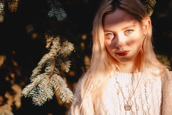 Portrait Cute Young Woman Standing Christmas Tree Front Sunlight — Stok fotoğraf