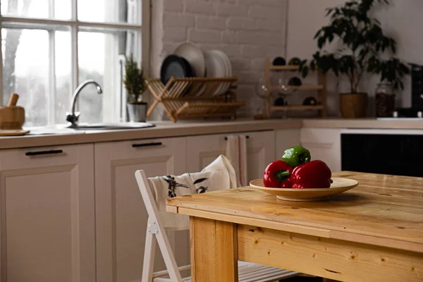 Granjeros Frescos Tomates Albahaca Sobre Mesa Madera — Foto de Stock