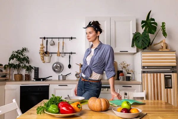 Junge Und Schöne Hausfrau Kocht Einer Küche — Stockfoto