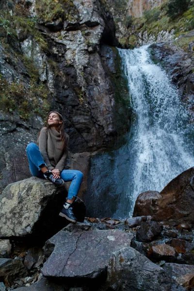 Dívka Cestovatel Vodopádu Příroda — Stock fotografie