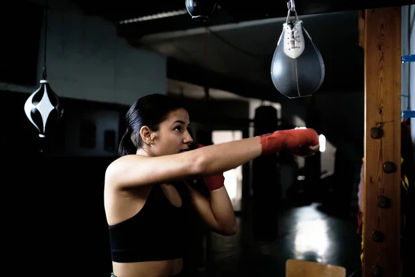 Mujer Joven Practicando Boxeo Gimnasio — Foto de Stock