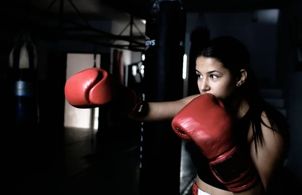 Νεαρή Γυναίκα Προπονείται Στο Μποξ Στο Γυμναστήριο — Φωτογραφία Αρχείου