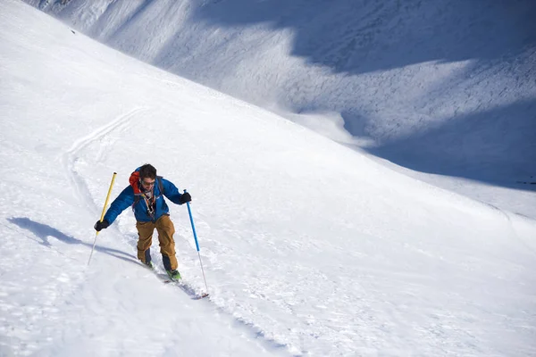 Skiër Blauwe Jas Bergen Martigny Zwitserland — Stockfoto