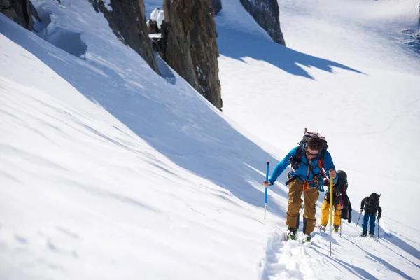 Лыжник Синей Куртке Горах Мартиньи Швейцария — стоковое фото
