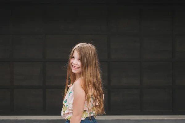 Portrait Young Girl Posing Outdoors — Stock Photo, Image