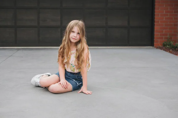 Portret Młodej Dziewczyny Pozującej Zewnątrz — Zdjęcie stockowe