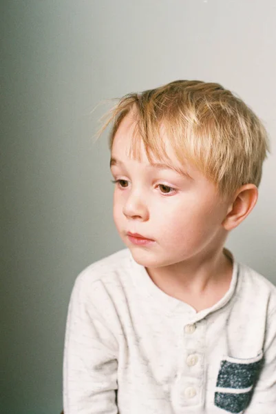 Kleine Jongen Vastgelegd Film — Stockfoto