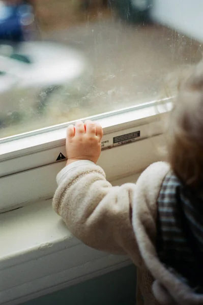 Маленькая Девочка Дотрагивается Окна — стоковое фото