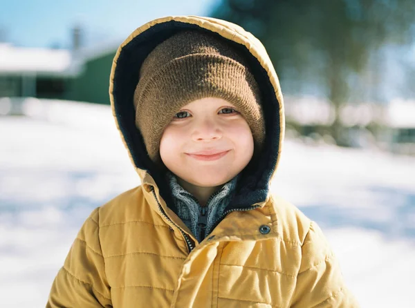 Bambino Felice Sorridente Sopra Neve Nel Suo Cortile — Foto Stock