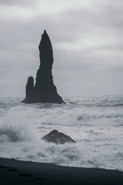 冰岛黑沙海滩附近的岩石矗立在水里 — 图库照片