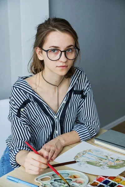 Menina Milenar Desenha Imagens Fabulosas Papel Enquanto Sentado Casa — Fotografia de Stock