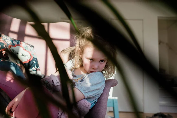 Vista Niño Sentado Una Silla Casa Leyendo Con Hermano — Foto de Stock