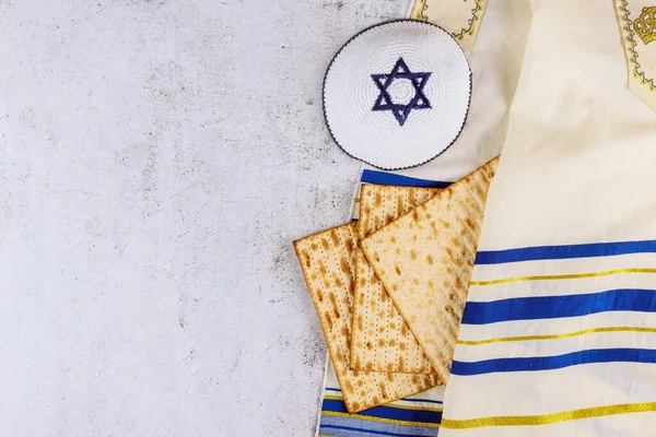 過越Matzohユダヤ人の休日のパンとともにKipahテーブルの背景 — ストック写真