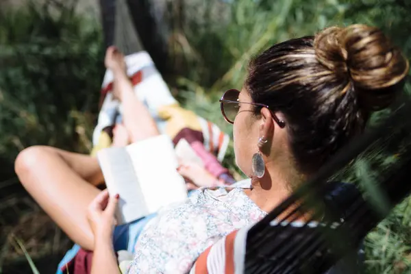 Vrouw Met Zonnebril Het Lezen Van Een Boek Liggend Een — Stockfoto