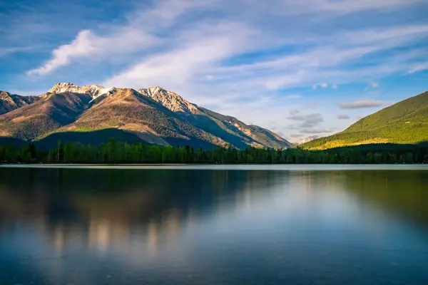 ホワイトワン湖の省公園 ブリティッシュコロンビア州 カナダのホワイトワン湖への反射 — ストック写真