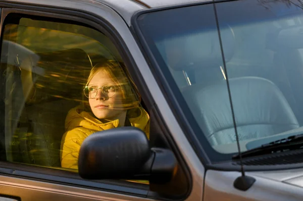 Αγόρι Που Κάθεται Στο Αυτοκίνητο Κοιτάζοντας Έξω Από Παράθυρο Passanger — Φωτογραφία Αρχείου