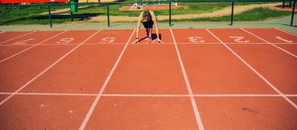 Uma Jovem Está Correndo Uma Pista — Fotografia de Stock