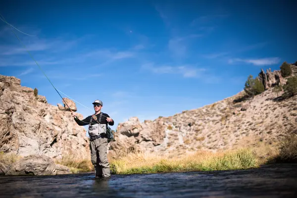 Ein Fliegenfischer Auf Dem Upper Owens River — Stockfoto