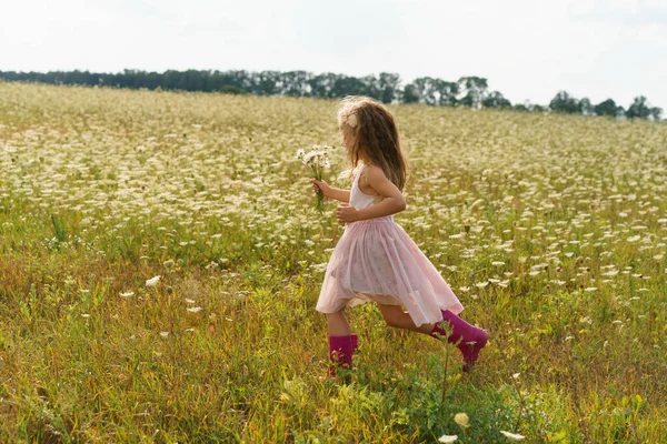 Menina Correndo Campo Flores Verão — Fotografia de Stock