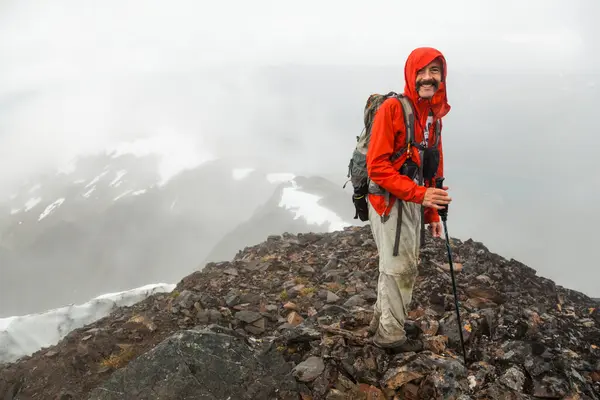 Man Stands Clouds Summit Cooper Mountain Kenai Peninsula Alaska — Stock Photo, Image