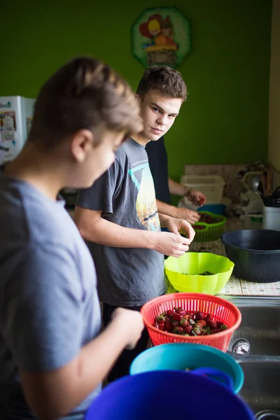 Two Young Men Preparing Food Kitchen — Stock Photo, Image