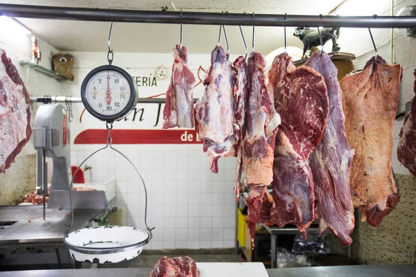 Close Carne Fresca Pendurada Mercado — Fotografia de Stock